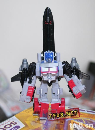 Illustration for article titled Transformers Pics Reveal A Hidden Enemy And A Shocking Hookup